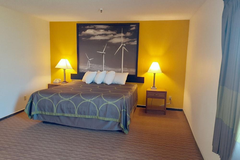 Super 8 By Wyndham Pratt Hotel Exterior photo