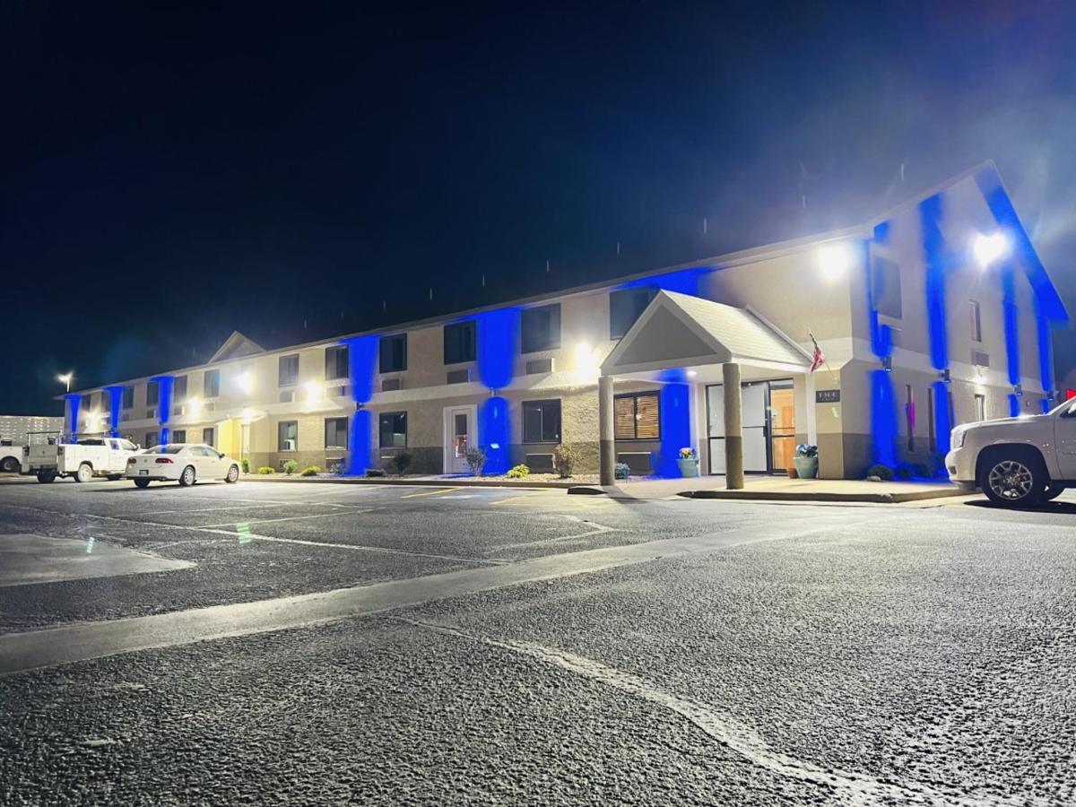 Super 8 By Wyndham Pratt Hotel Exterior photo