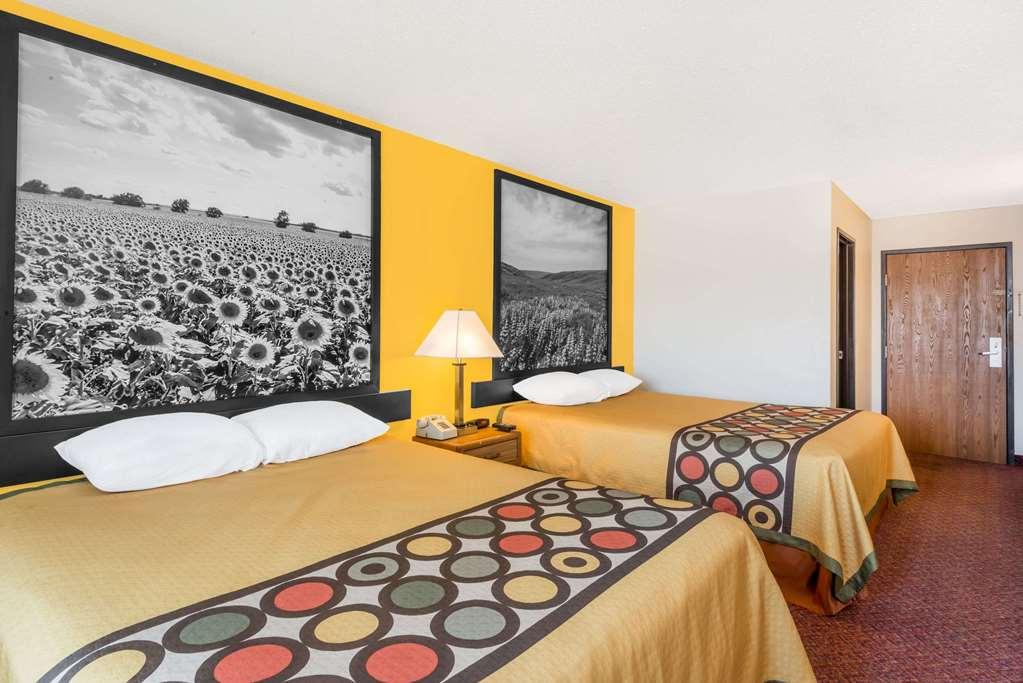 Super 8 By Wyndham Pratt Hotel Room photo