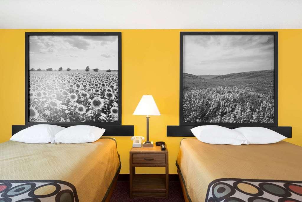 Super 8 By Wyndham Pratt Hotel Room photo