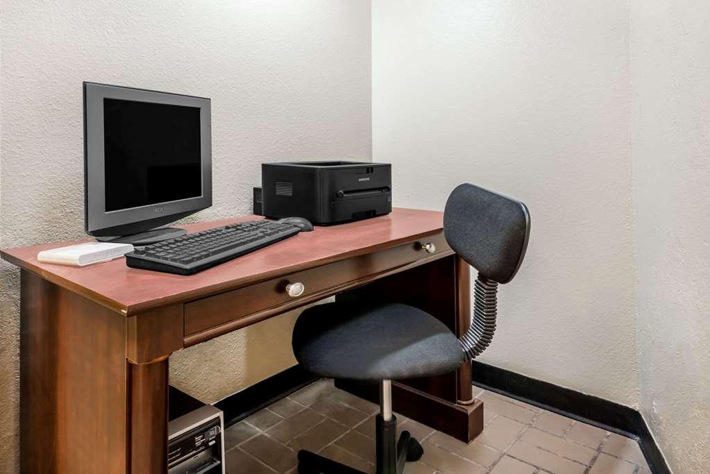 Super 8 By Wyndham Pratt Hotel Facilities photo