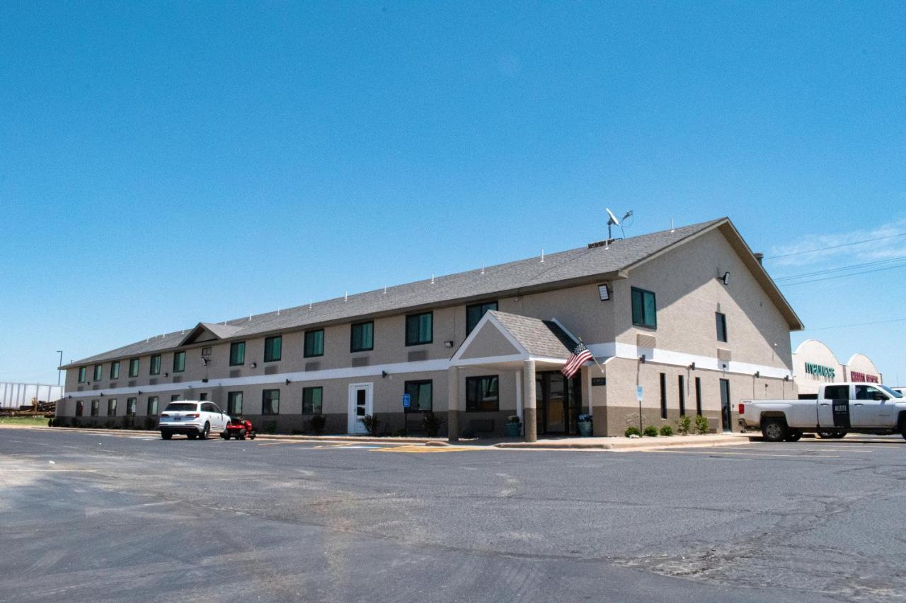 Super 8 By Wyndham Pratt Hotel Exterior photo