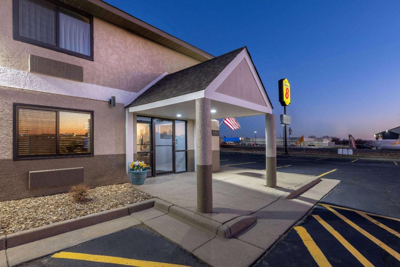Super 8 By Wyndham Pratt Hotel Exterior photo