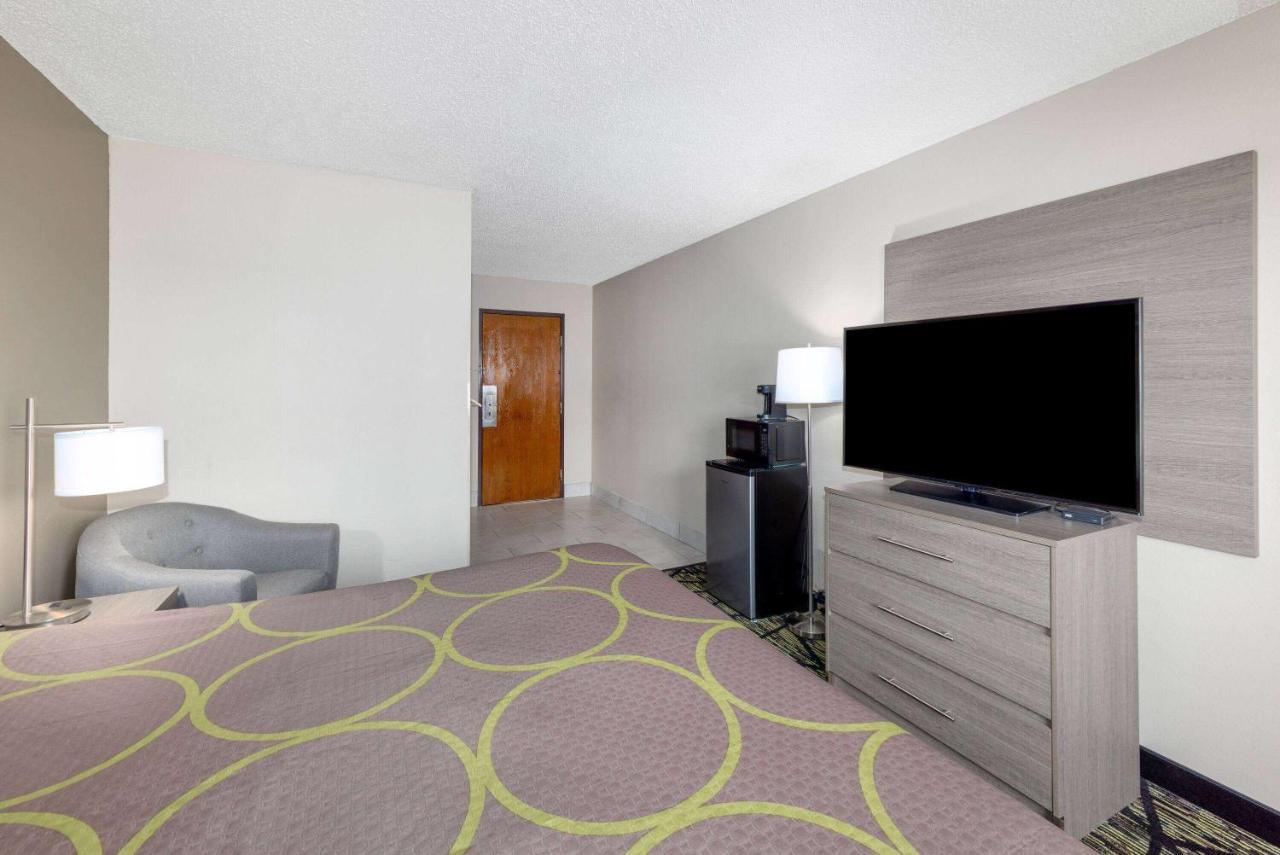 Super 8 By Wyndham Pratt Hotel Exterior photo