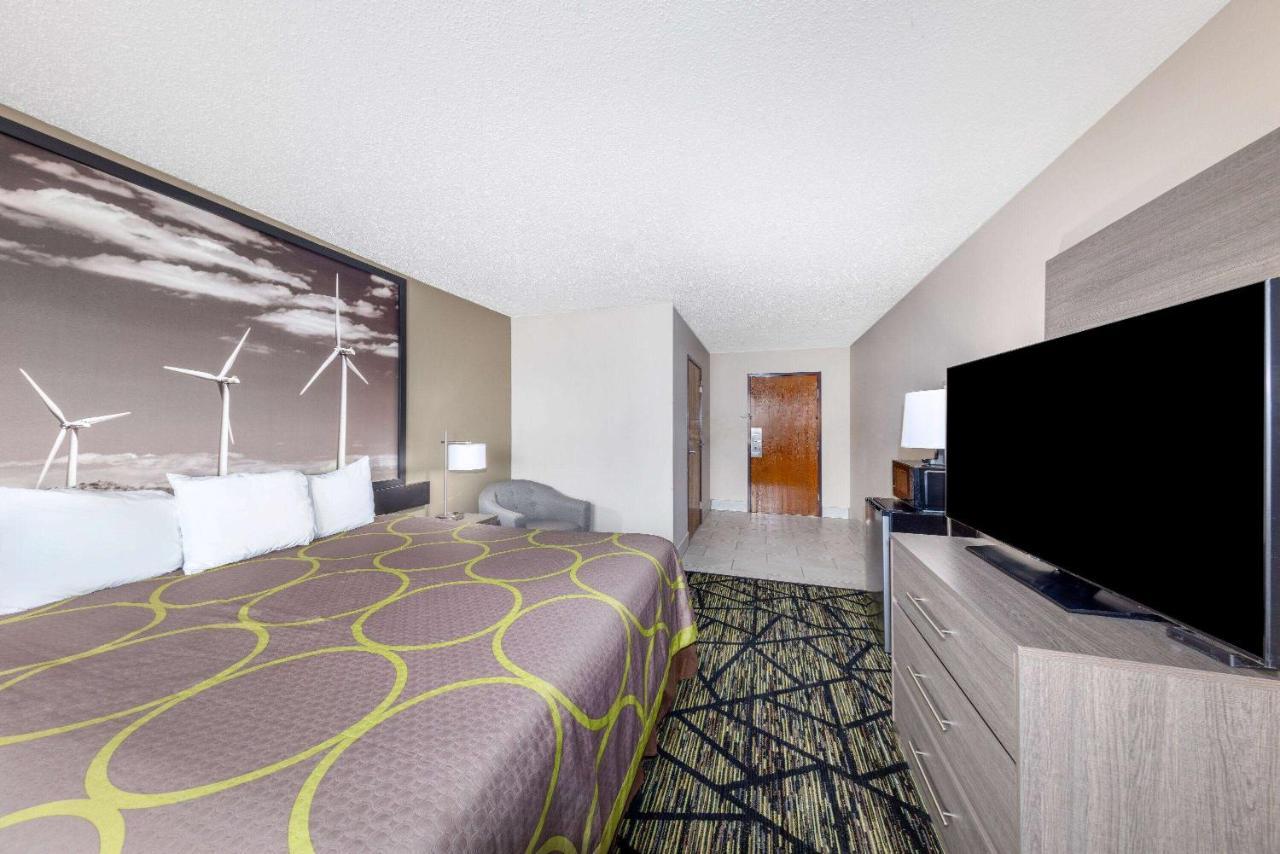 Super 8 By Wyndham Pratt Hotel Exterior photo