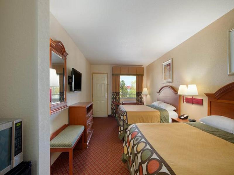 Super 8 By Wyndham Pratt Hotel Exterior photo