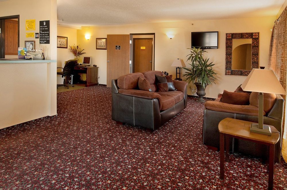 Super 8 By Wyndham Pratt Hotel Exterior photo